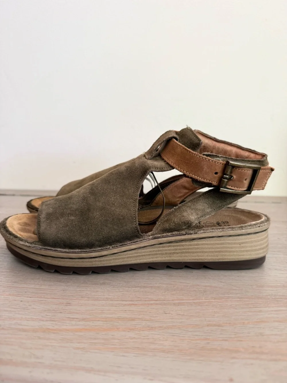 Naot Verbena Olive Suede Leather Boho Sandals EU 39  US 8 Euro Comfort Earthy